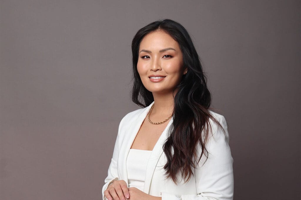 Dra. Thais Akemi Yoshimoto, médica dermatologista, em retrato de estúdio