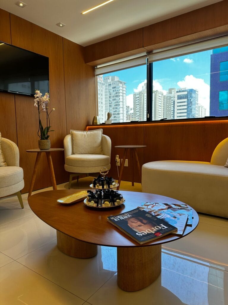 Sala de espera do consultório da Dra. Thais Akemi em Moema, com poltronas e vista para a cidade