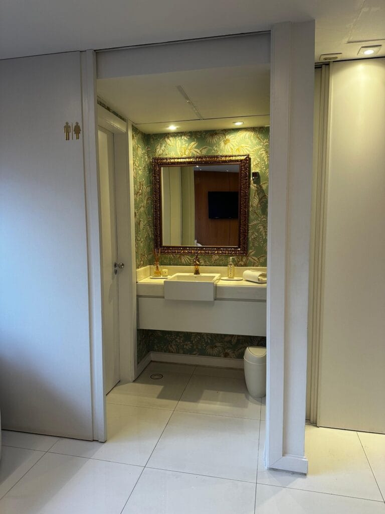 Lavabo do consultório de dermatologia da Dra. Thais Akemi em Moema