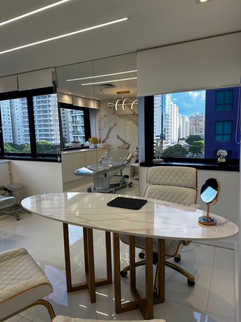 Mesa de consulta da Dra. Thais Akemi, dermatologista em Moema, São Paulo