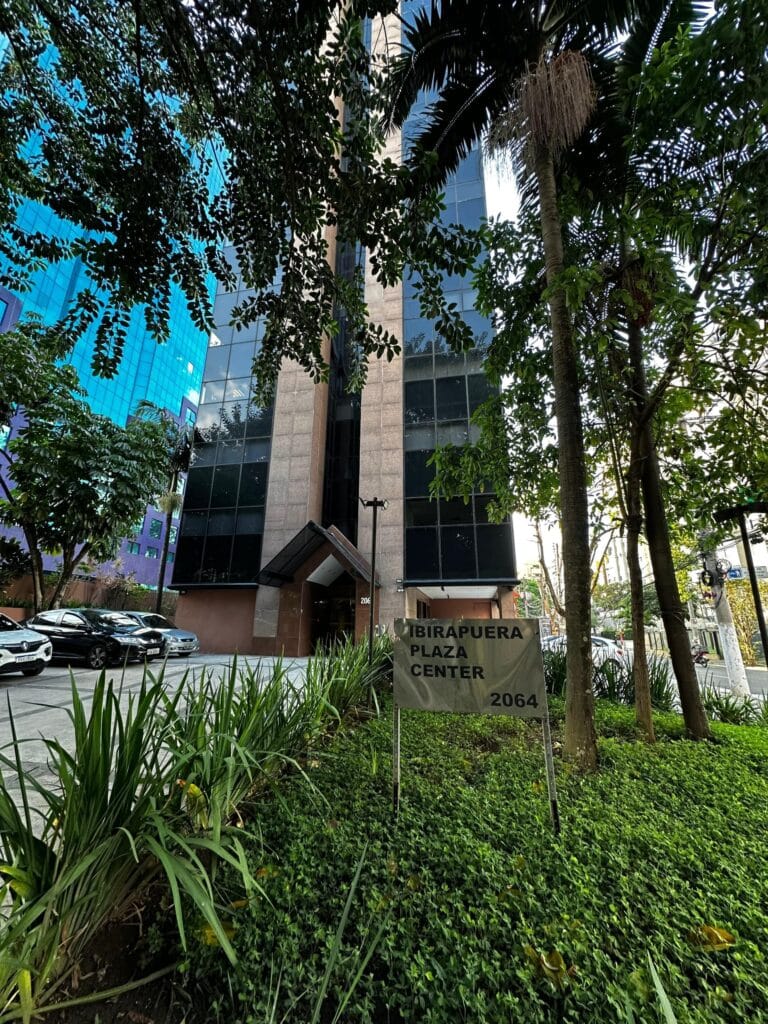 Fachada do Ibirapuera Plaza Center, Avenida Ibirapuera 2064, Moema, São Paulo, onde fica o consultório da Dra. Thais Akemi