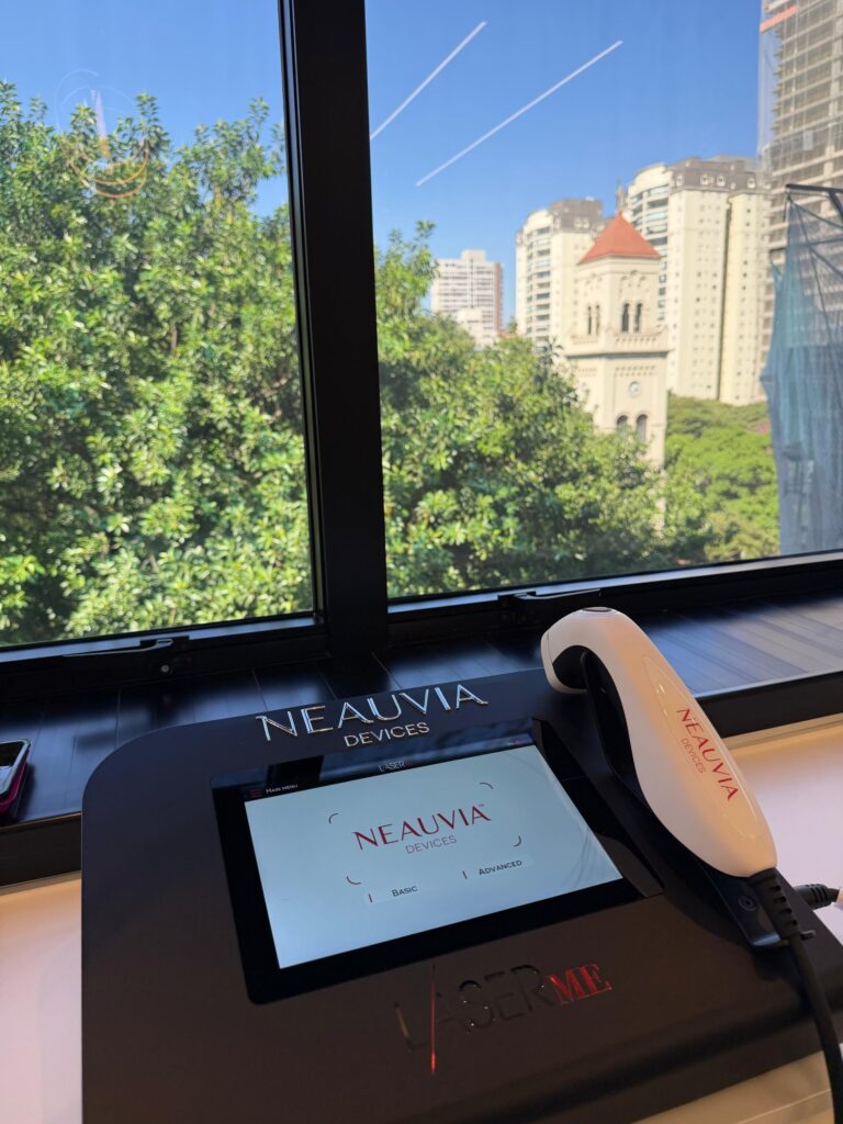 Aparelho de laser LaserME, da Neauvia, no consultório da Dra. Thais Akemi em Moema